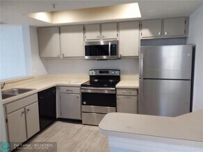 751 SW 148th Ave in Davie, FL - Foto de edificio - Building Photo