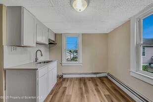 918 Maple St in Scranton, PA - Building Photo