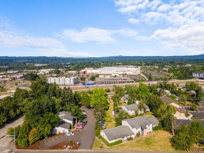 12025 SE Stevens Rd in Happy Valley, OR - Foto de edificio - Building Photo
