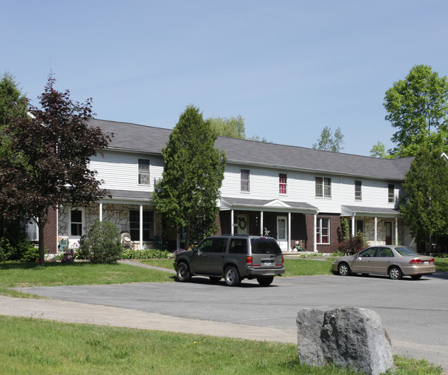 Canterbury Woods in Queensbury, NY - Foto de edificio - Building Photo