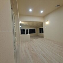 5840 SW 51st St in Miami, FL - Building Photo - Building Photo