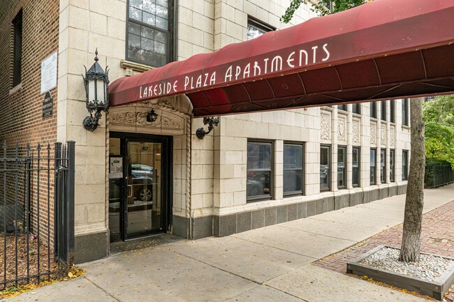 817 W Lakeside Place in Chicago, IL - Building Photo - Building Photo