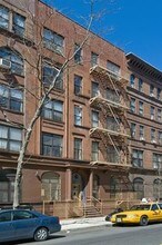 347 Manhattan Avenue in New York, NY - Foto de edificio - Building Photo