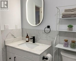 21 Navy Ct in Vaughan, ON - Building Photo
