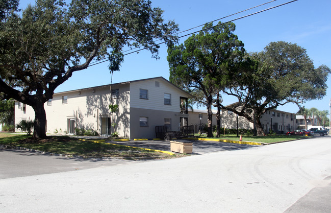 Sunset Oaks in St. Petersburg, FL - Building Photo - Building Photo