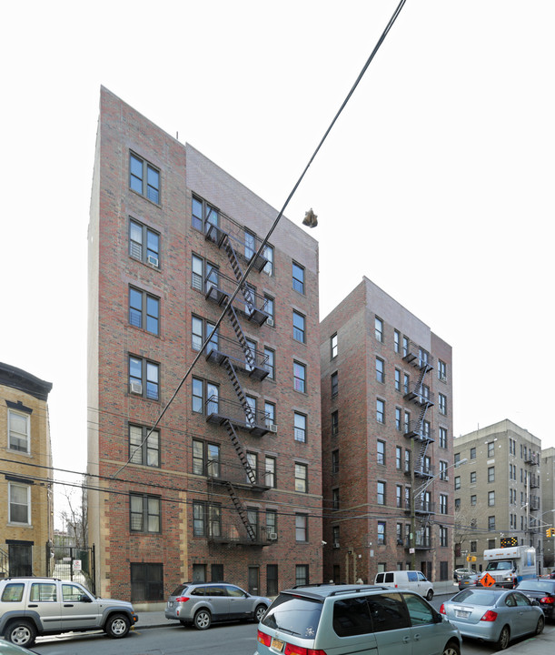 4054 Carpenter in Bronx, NY - Building Photo