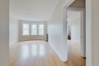 1919 W Estes Ave in Chicago, IL - Foto de edificio - Building Photo