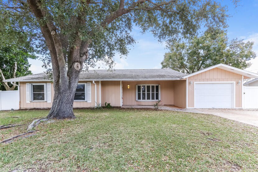 2449 SE Aneci St in Port St. Lucie, FL - Foto de edificio