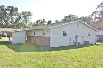 5-7 Friendship Dr in Belleville, IL - Foto de edificio - Building Photo