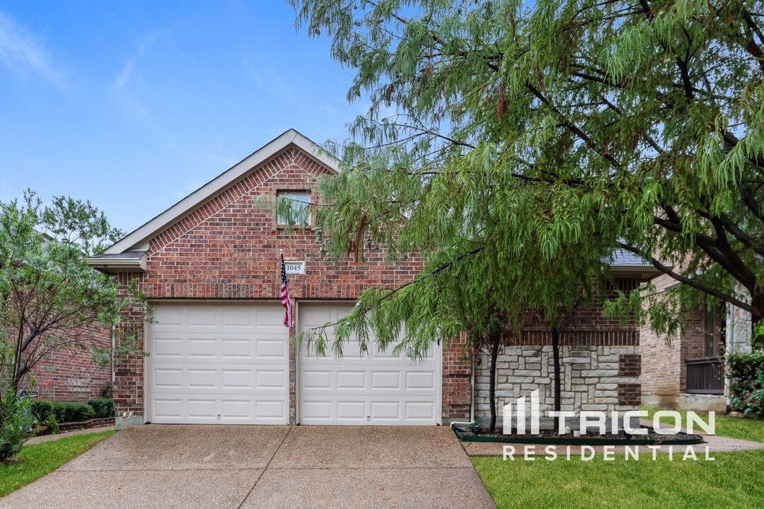 1045 Kaylie St in Grand Prairie, TX - Building Photo