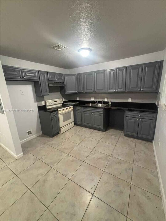 14000 NE 2nd Ave in Miami, FL - Building Photo