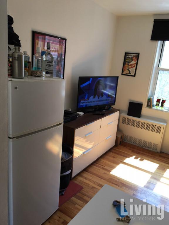 319 W 29th St in New York, NY - Building Photo - Building Photo