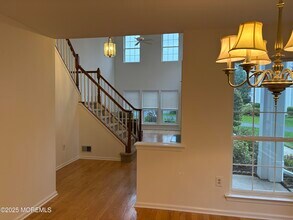 61 S Manor Ct in Wall Township, NJ - Foto de edificio - Building Photo