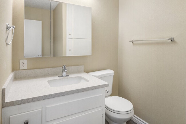 North Pointe Villas in La Habra, CA - Building Photo - Building Photo