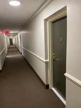 4555 MacArthur Blvd NW, Unit 108 in Washington, DC - Foto de edificio - Building Photo