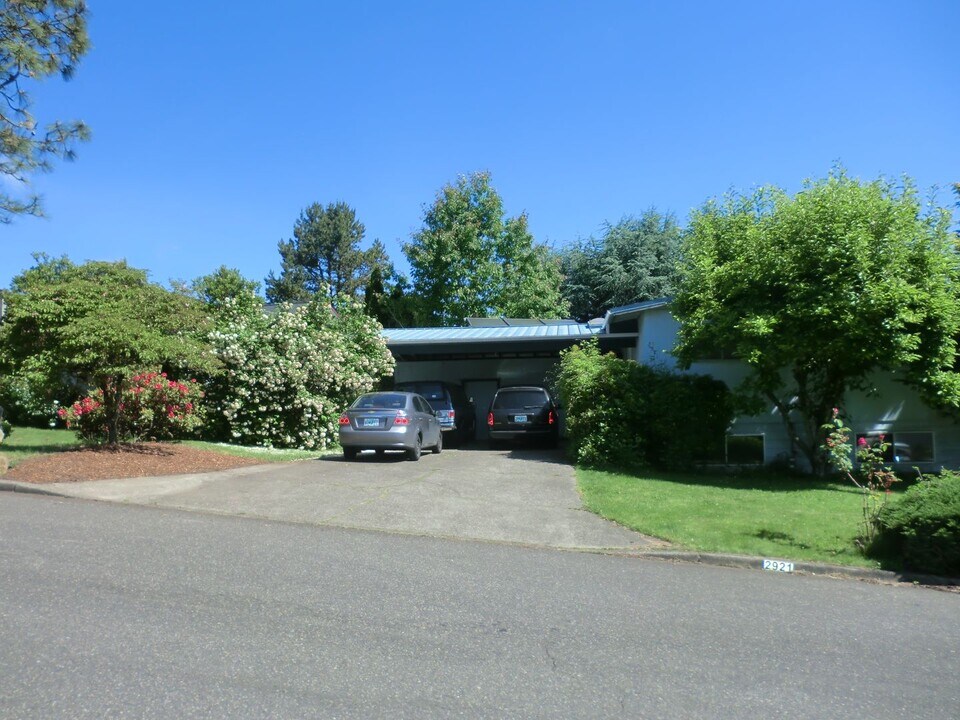 2921 SW Ridge Dr in Portland, OR - Building Photo