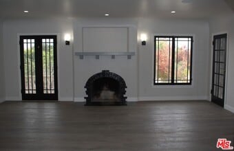 1303 S Tremaine Ave in Los Angeles, CA - Foto de edificio - Building Photo