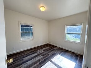 9045 SW Center St in Tigard, OR - Building Photo - Building Photo