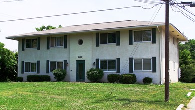 Coves at Columbus on Eaton and Miner Avenue in Columbus, OH - Building Photo - Building Photo