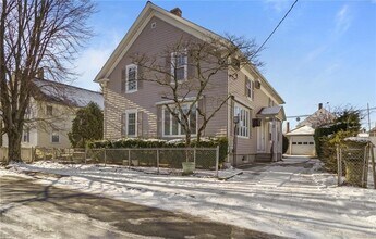 55 Walnut St in Johnston, RI - Foto de edificio - Building Photo