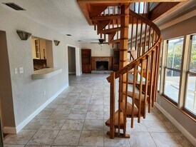 1627 Canal Ct in Tavares, FL - Building Photo