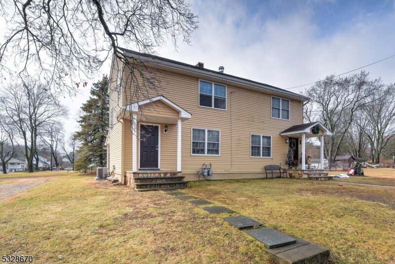 21 Corwin St in Roxbury Township, NJ - Building Photo