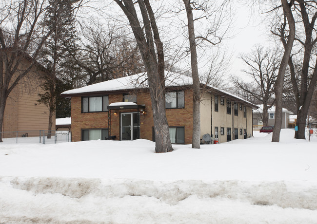 4609 University Ave NE in Columbia Heights, MN - Building Photo - Building Photo