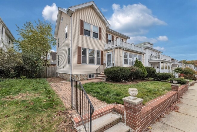 204 Maple St in Boston, MA - Building Photo - Building Photo