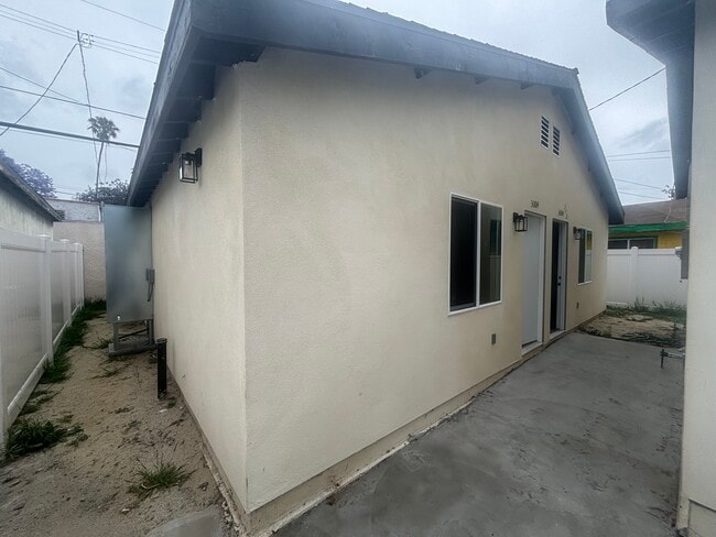 3006 S Palm Grove Ave, Unit Rear Unit 3 in Los Angeles, CA - Foto de edificio - Building Photo