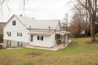 809 Diamond Ct, Unit 2 in Fairmont, WV - Foto de edificio - Building Photo