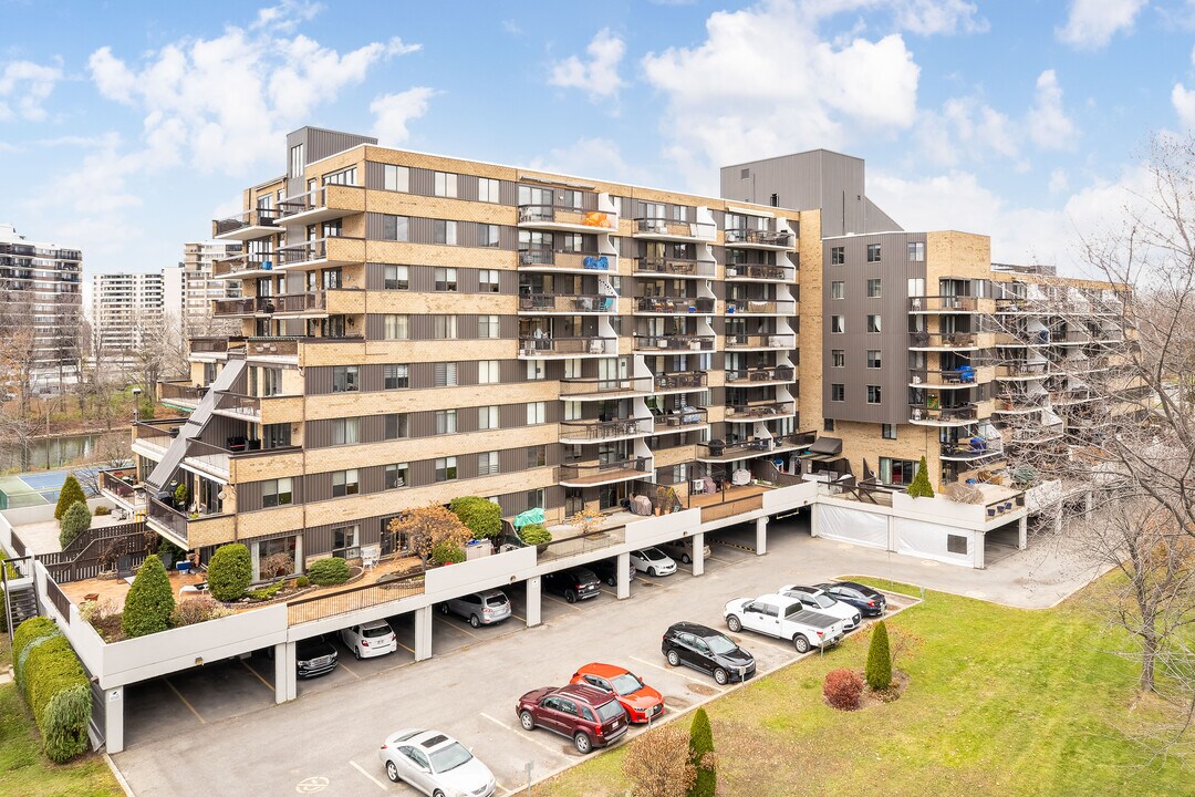 Le Bergerlac in Laval, QC - Building Photo