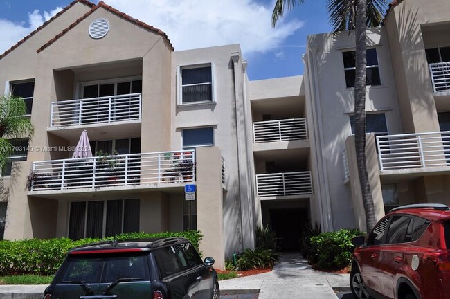 2731 Ocean Club Blvd, Unit 302 in Hollywood, FL - Foto de edificio - Building Photo