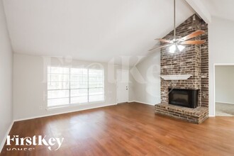 13323 Oak Ledge Dr in Houston, TX - Foto de edificio - Building Photo