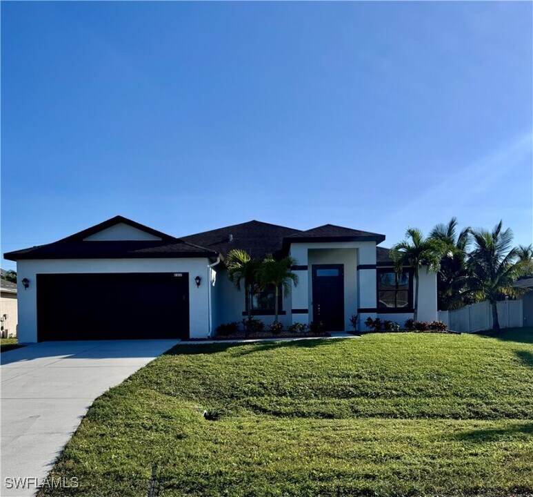 2322 SW 27th St in Cape Coral, FL - Foto de edificio
