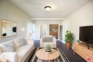 566 N Juanita Ave in Los Angeles, CA - Building Photo