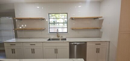5802 N Suwanee Ave in Tampa, FL - Building Photo - Building Photo