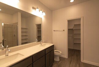 3620 Hawker Wy in Dallas, TX - Building Photo - Building Photo