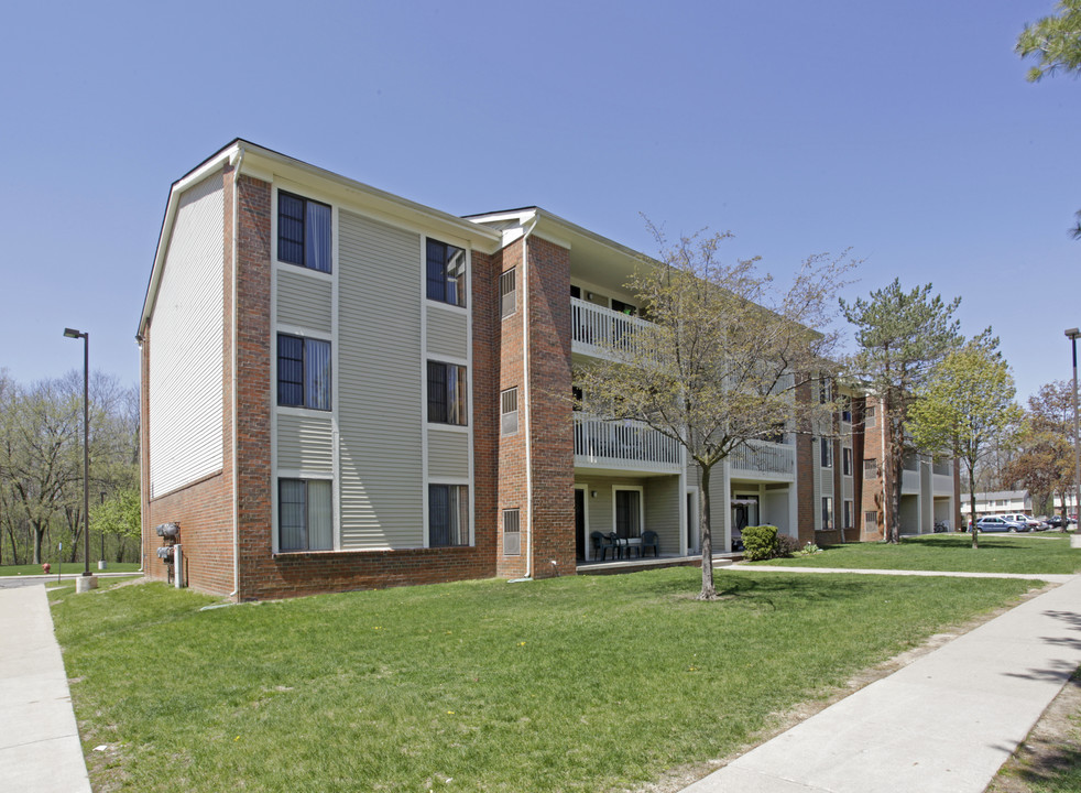 Whispering Woods in Waterford, MI - Building Photo