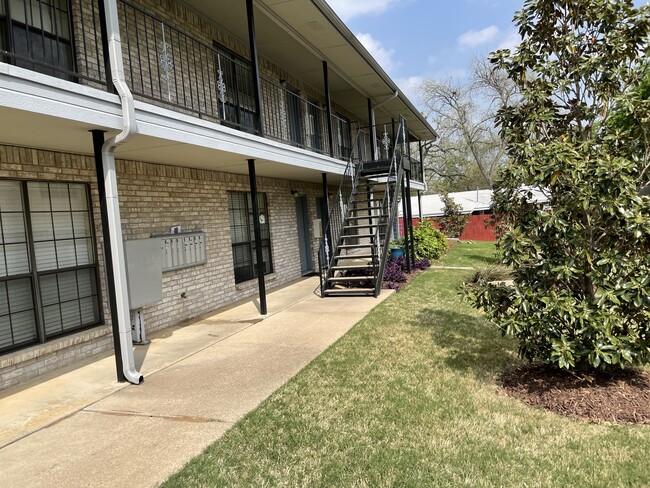 115 Bernard St in Denton, TX - Foto de edificio - Building Photo