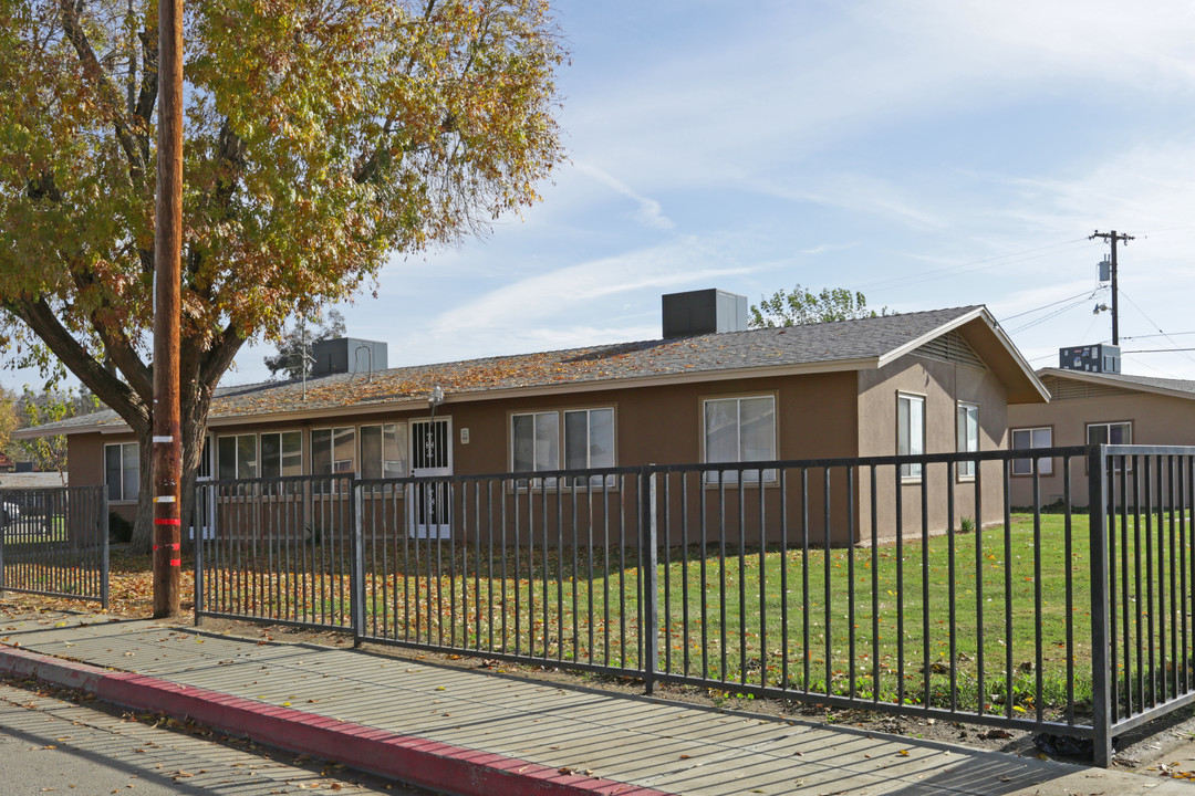 Cazares Terrace in Huron, CA - Foto de edificio