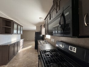 12 E Manor St in Oxford, MI - Building Photo - Building Photo