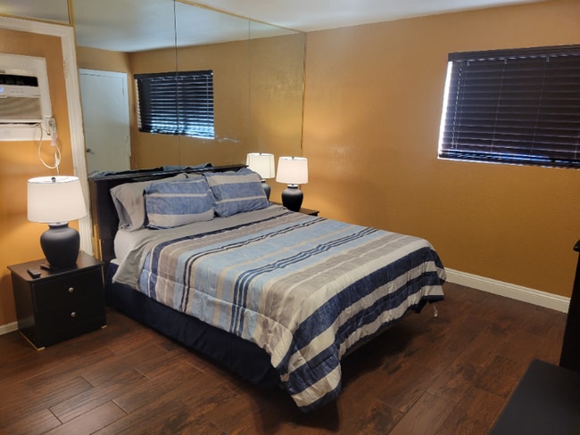 405 Leonard Ave in Las Vegas, NV - Building Photo - Building Photo