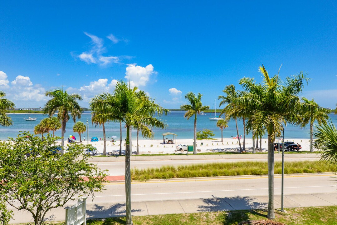 35 Harbour Isle Dr W in Fort Pierce, FL - Building Photo