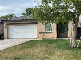 696 Opal Ct in Imperial, CA - Building Photo