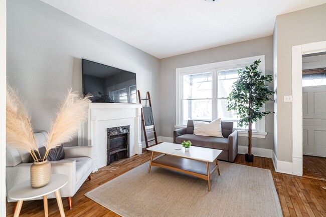 property at 2711 E Kenwood Blvd