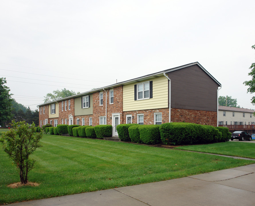 1920-1930 Ritchie Rd in Stow, OH - Foto de edificio