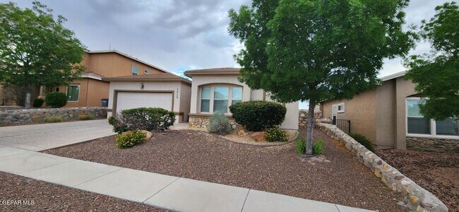 7210 Longspur Drive in El Paso, TX - Building Photo - Building Photo