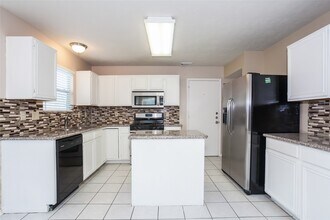8234 Worthington Dr in Houston, TX - Building Photo - Building Photo