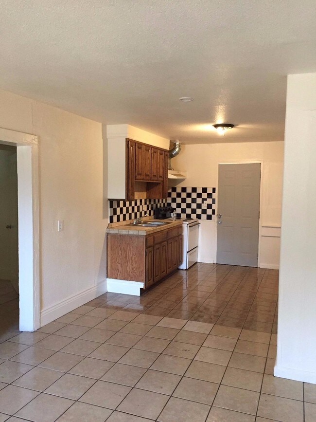 4541-4545 E White Ave in Fresno, CA - Building Photo - Interior Photo