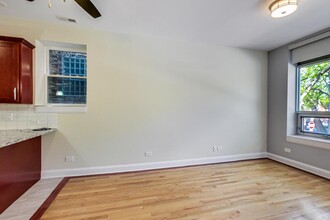2323 W Taylor St, Unit 2 in Chicago, IL - Foto de edificio - Building Photo